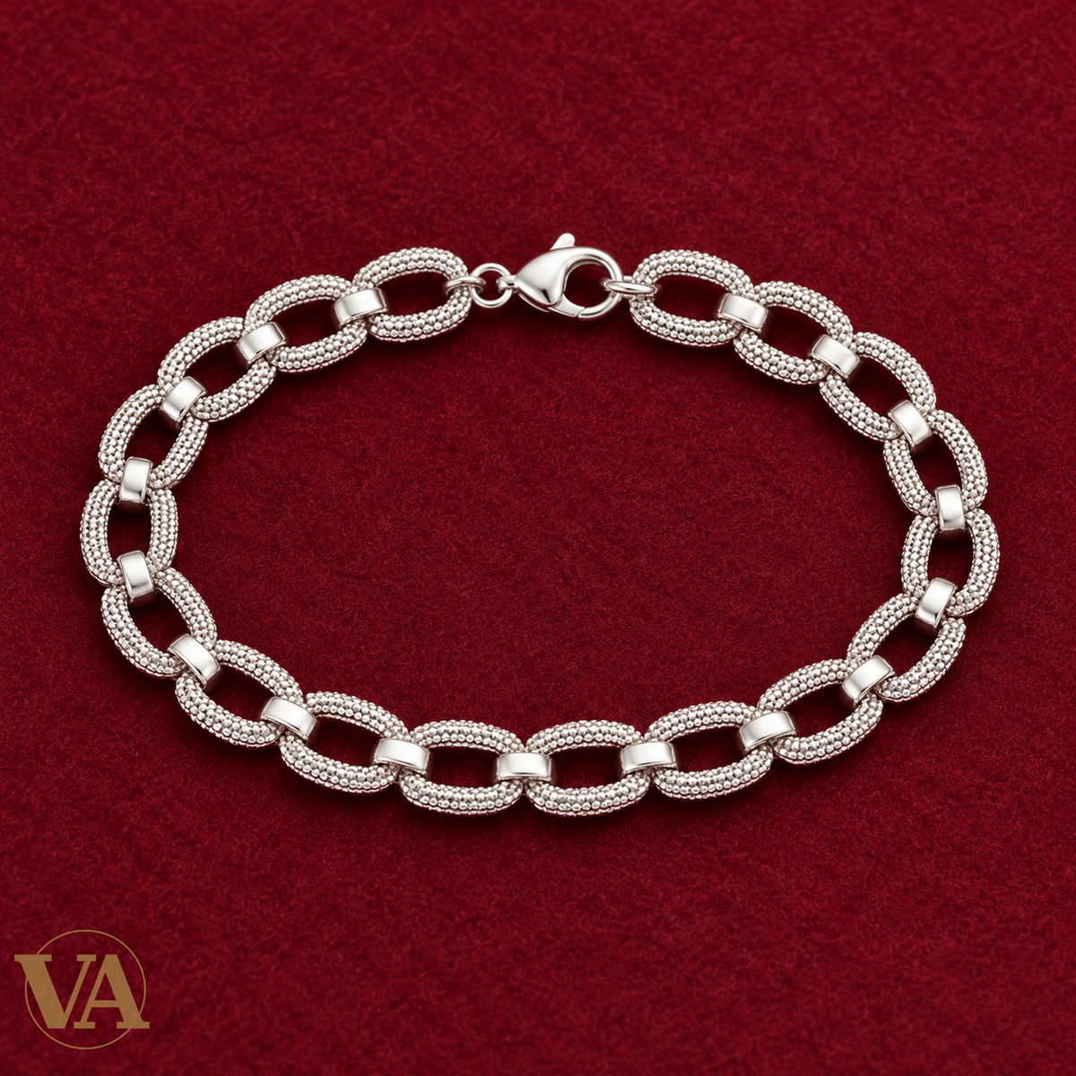 Bracelet à maillons ovales grainés en argent 925 rhodié sur feutre bordeaux