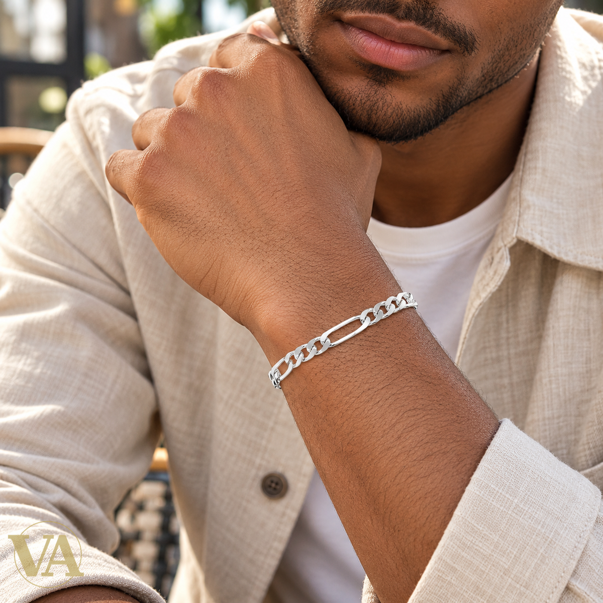 Bracelet homme argent 925 Figaro 1+3 rhodié 21 cm — porté au poignet d’un homme noir