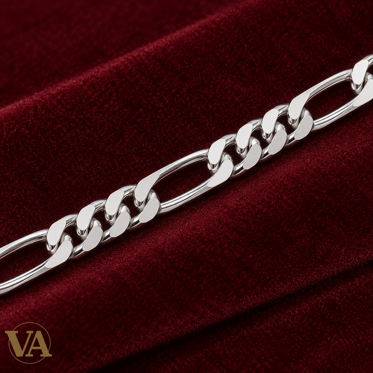 Bracelet homme argent 925 Figaro 1+3 rhodié 21 cm — détail sur velours bordeaux