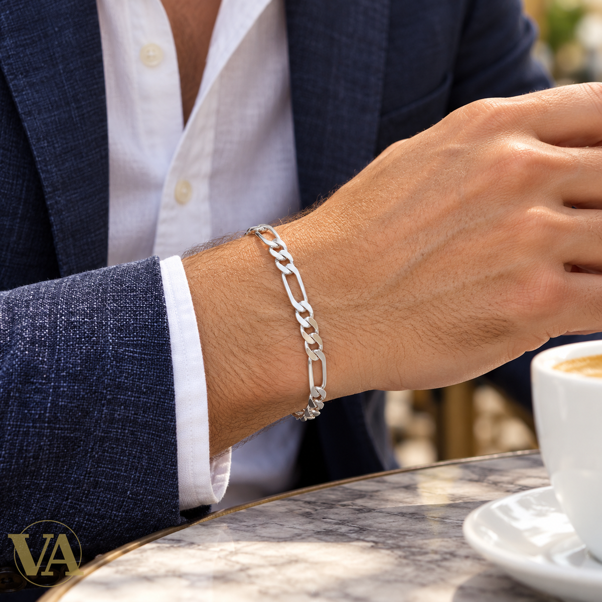 Bracelet homme argent 925 Figaro 1+3 rhodié 21 cm — porté au poignet d’un homme blanc