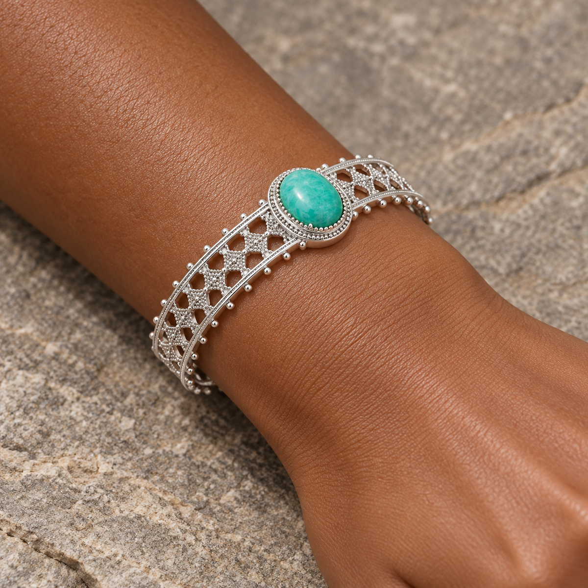 Jonc Dentelle & Amazonite — zoom porté sur peau foncée