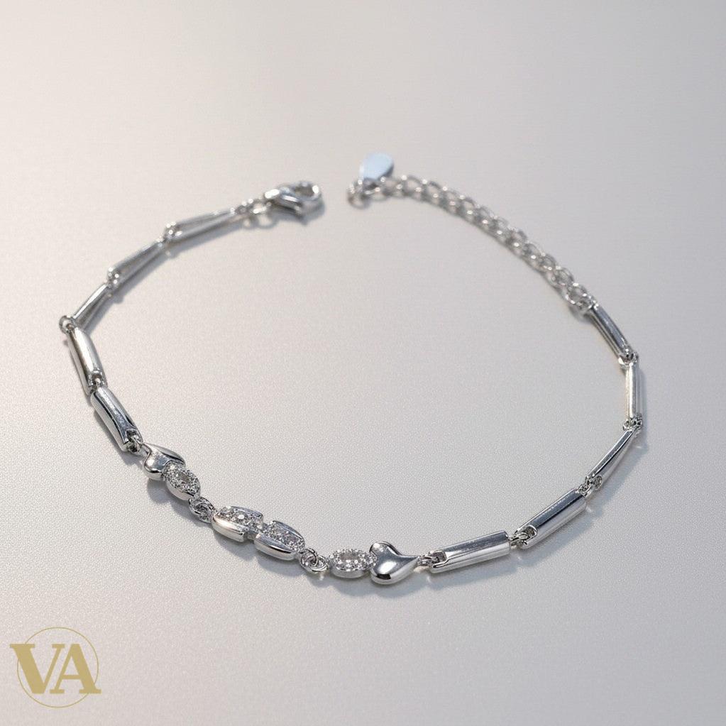 Bracelet fin en argent 925 massif Vindicta, maillons allongés et motifs sertis de zircons, fermoir mousqueton, longueur réglable.