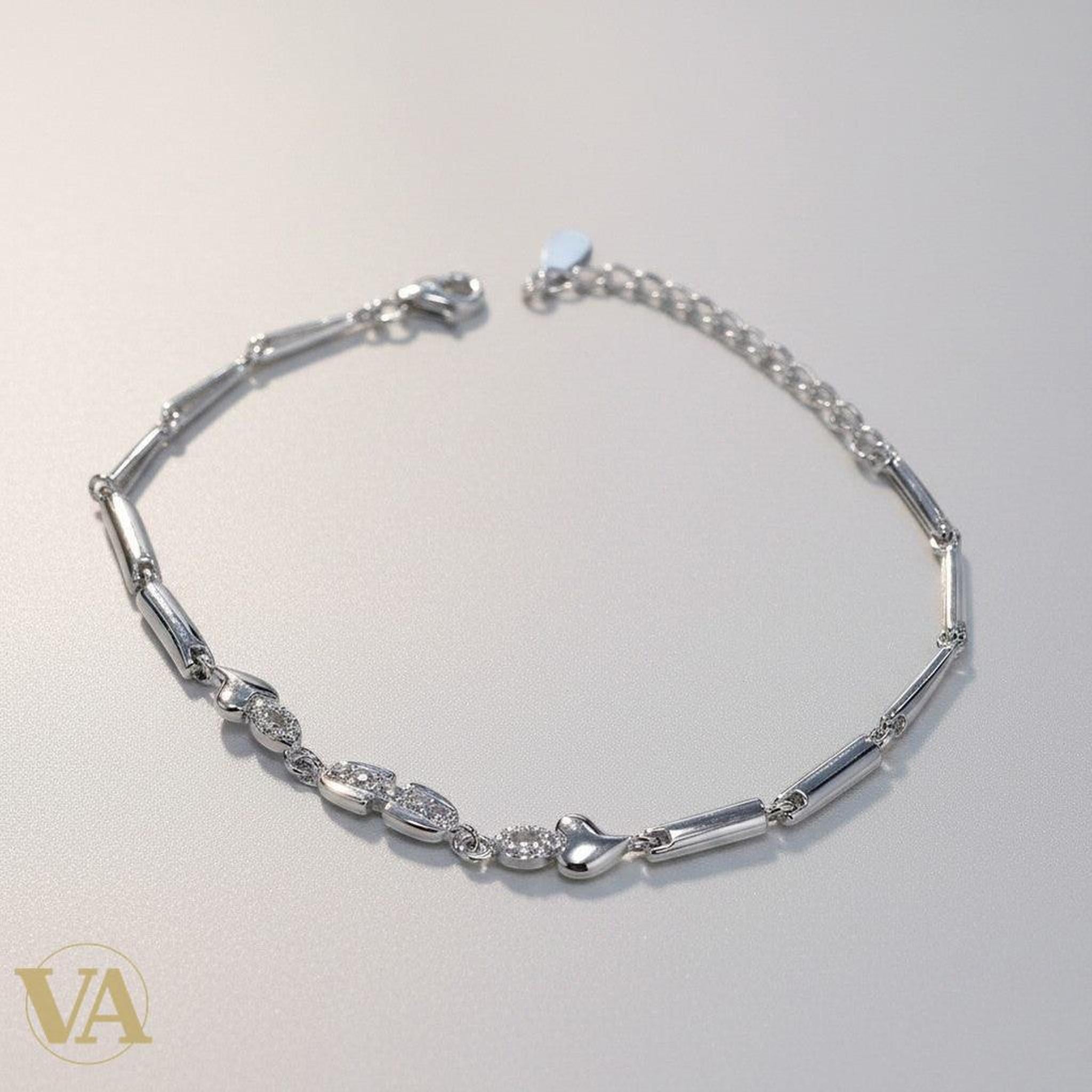 Bracelet fin en argent 925 massif Vindicta, maillons allongés et motifs sertis de zircons, fermoir mousqueton, longueur réglable.