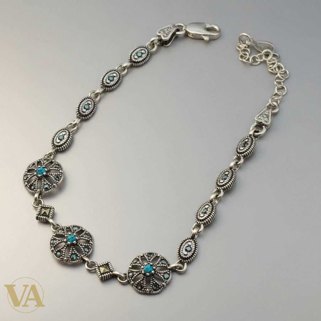 Bracelet femme Vindicta en argent 925 orné de marcassites et de pierres bleues, longueur ajustable.