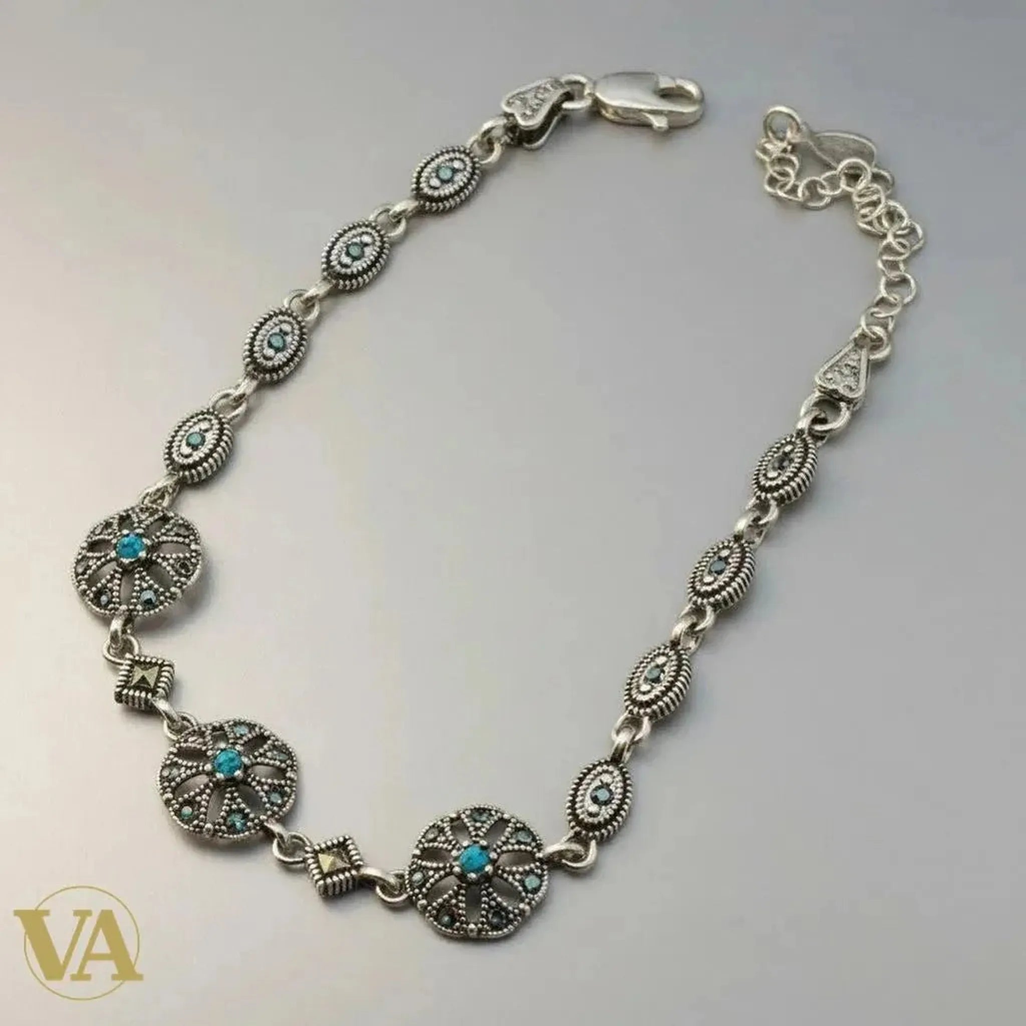 Bracelet femme Vindicta en argent 925 orné de marcassites et de pierres bleues, longueur ajustable.
