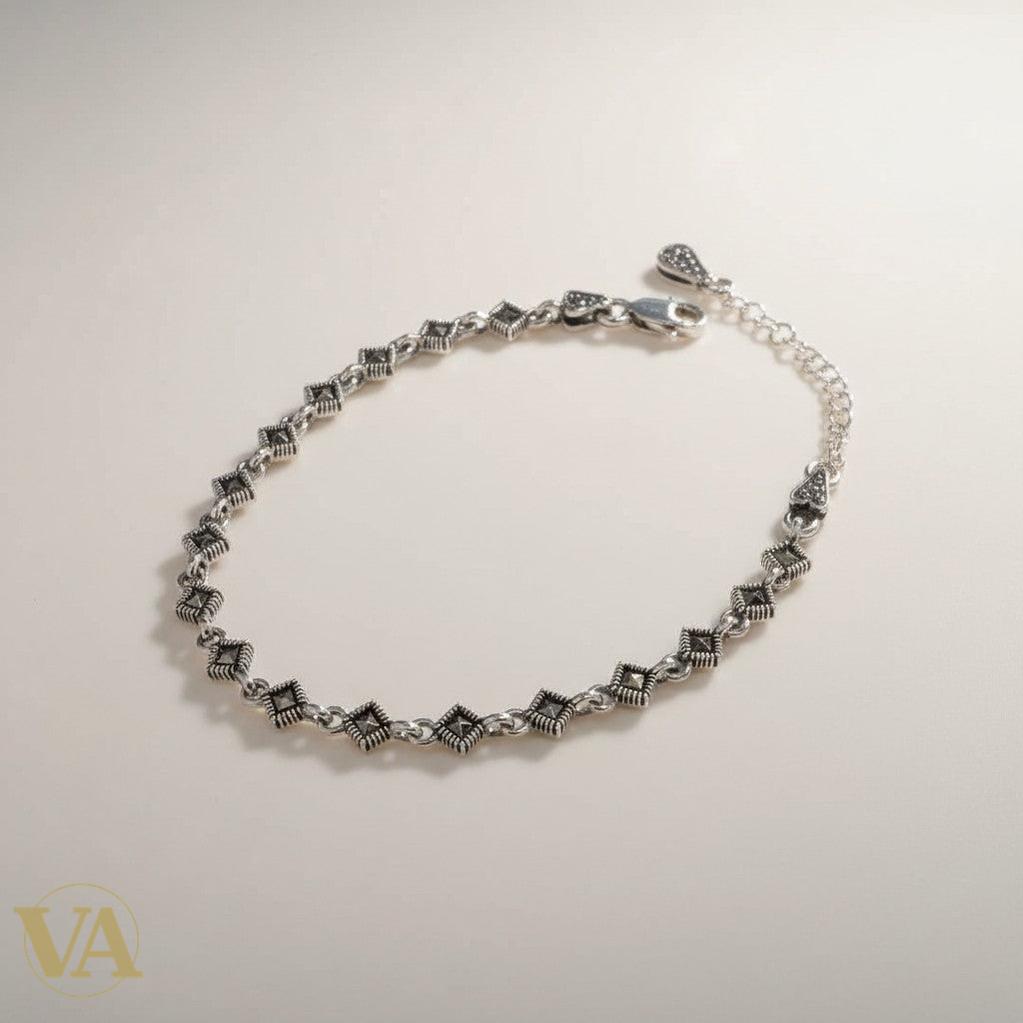 Bracelet femme Vindicta en argent 925, motif losanges ajourés sertis de marcassites scintillantes, style vintage.