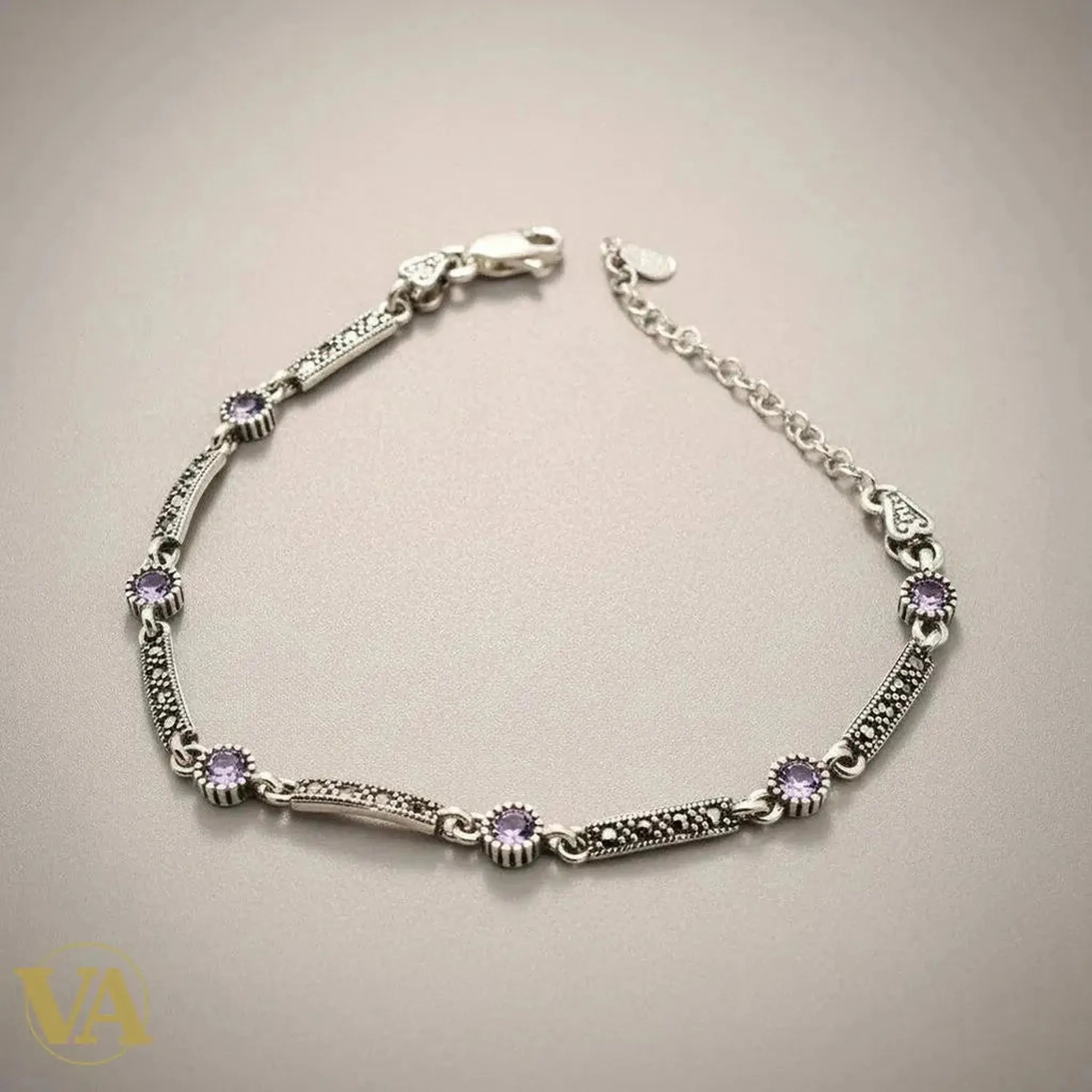 Bracelet femme Vindicta en argent 925 avec améthyste et marcassite, longueur 17cm + 5cm, fermoir mousqueton.