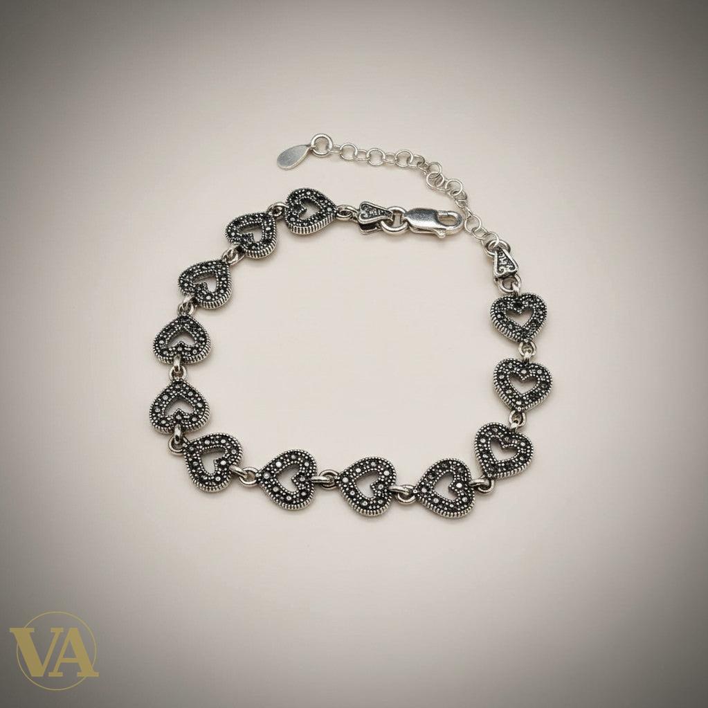 Bracelet en argent 925 Vindicta avec cœurs ajourés sertis de marcassites scintillantes, style vintage romantique.
