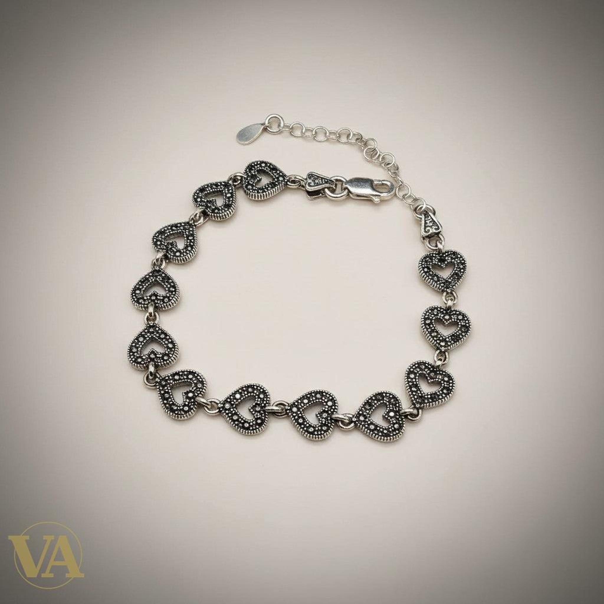 Bracelet en argent 925 Vindicta avec cœurs ajourés sertis de marcassites scintillantes, style vintage romantique.