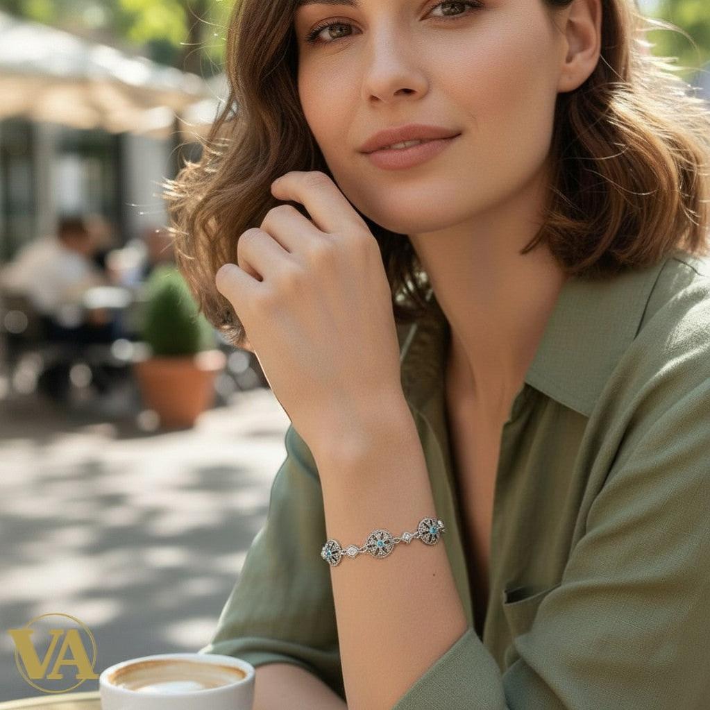 Bracelet femme Vindicta en argent 925 orné de marcassites bleues et argentées, longueur ajustable.