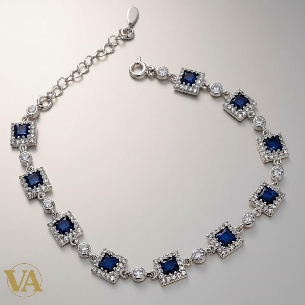 Bracelet Vindicta en argent 925 avec oxydes bleus carrés et blancs, design géométrique, fermoir mousqueton.