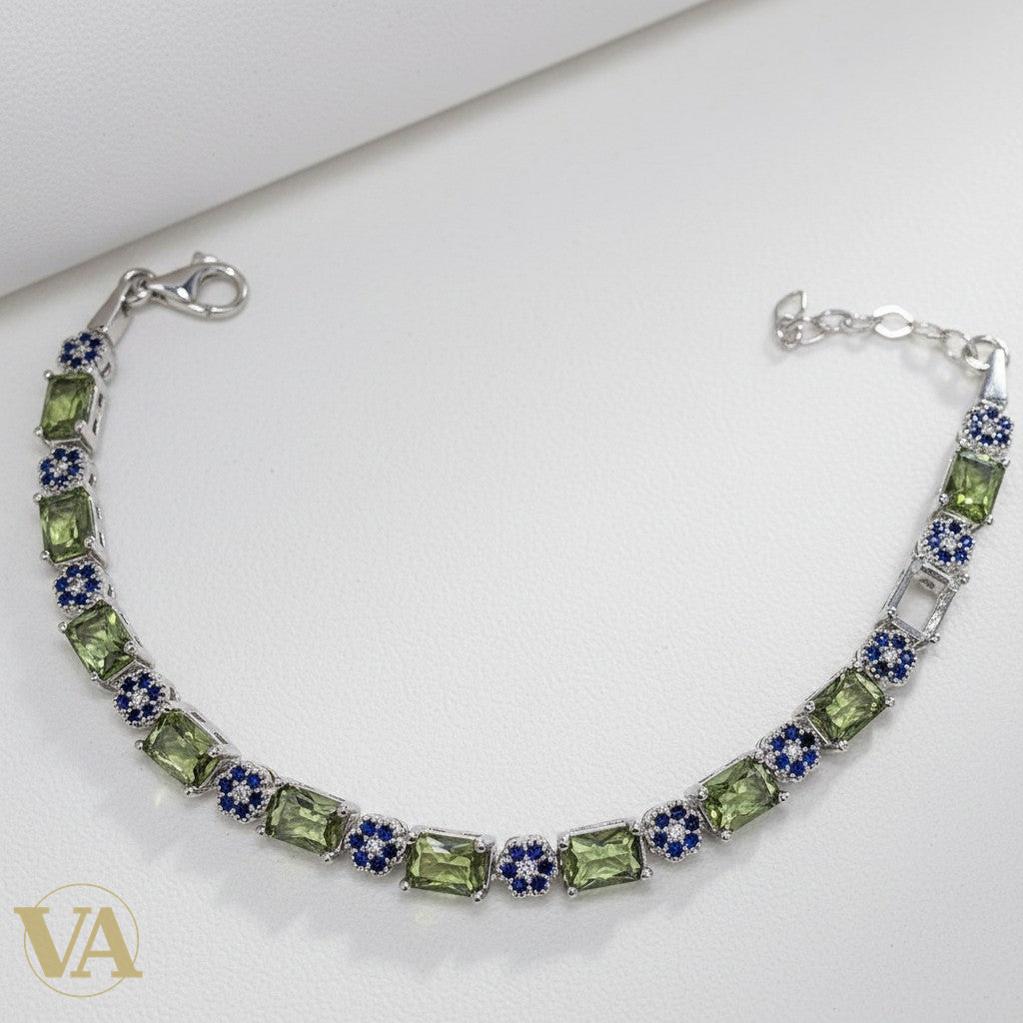 Bracelet Vindicta en argent 925 avec sultanites rectangulaires vert pâle et oxydes bleus, style vintage.