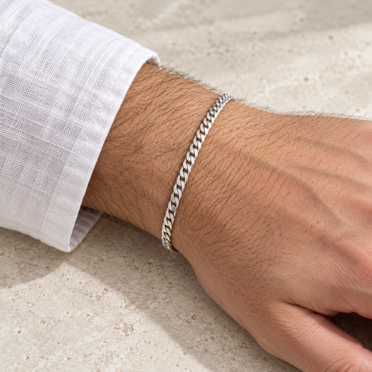 Bracelet homme Gourmette diamantée en argent 925 — 21 cm — porté en gros plan