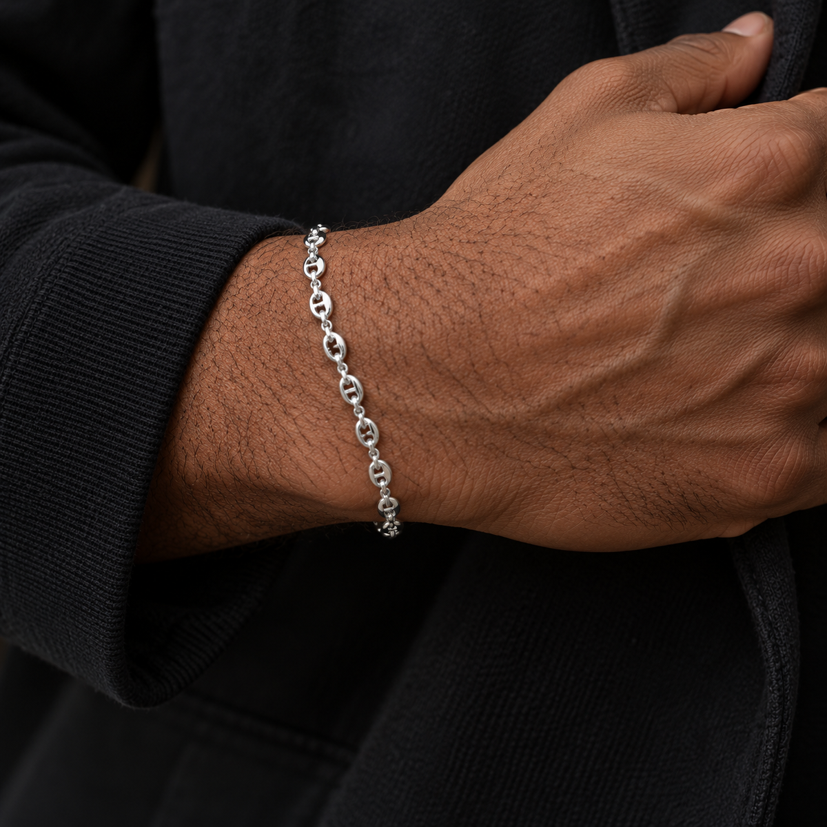 Bracelet homme Maille marine en argent 925 — 21 cm — porté avec une tenue noire