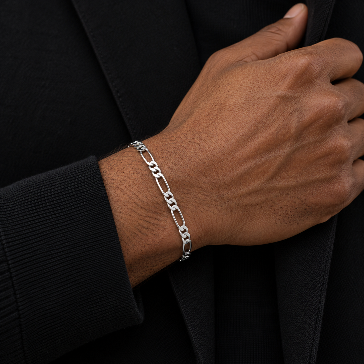 Bracelet homme Figaro 1+1 diamantée rhodié en argent 925 — 21 cm — porté avec une tenue noire