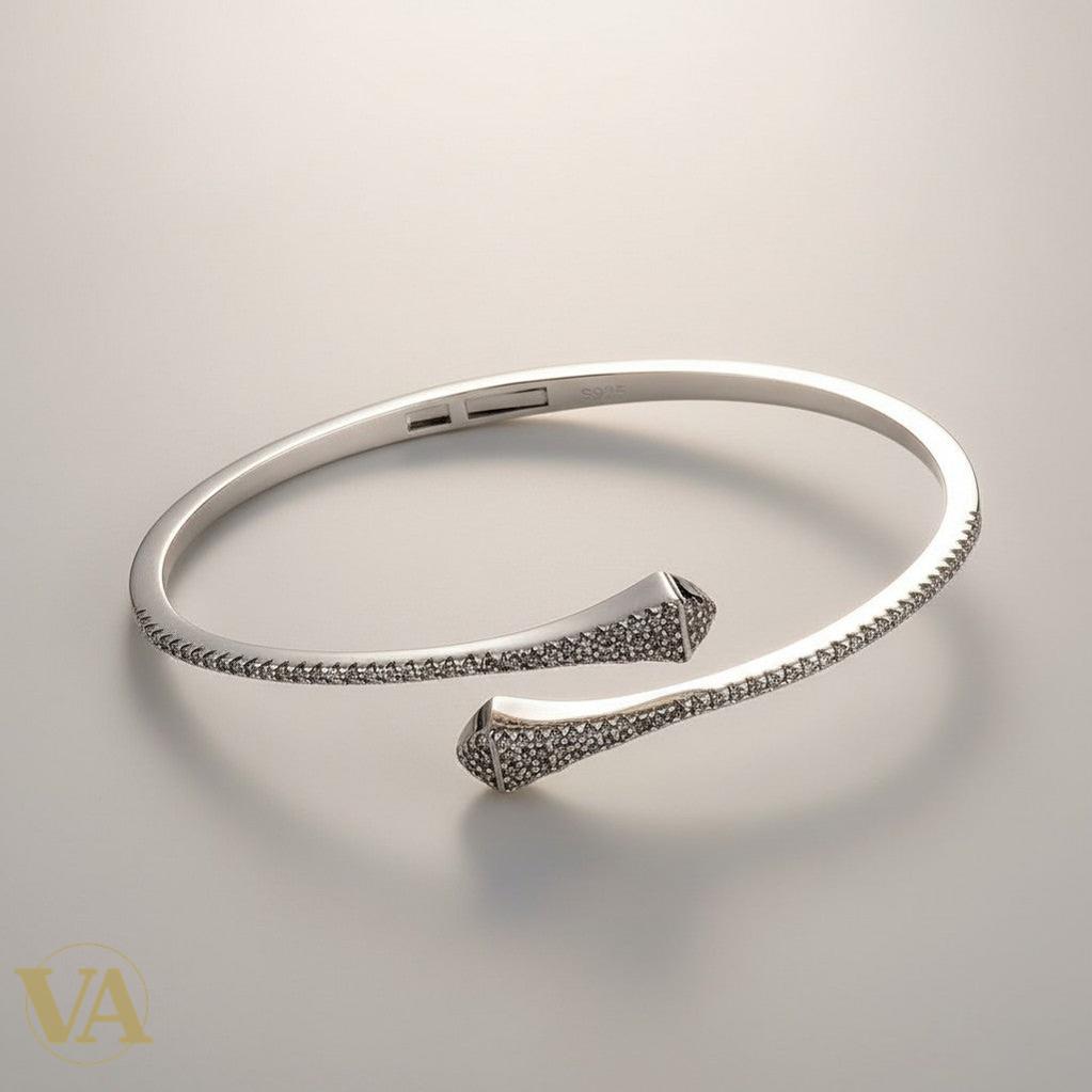 Bracelet jonc ouvert en argent 925 Vindicta pavé de zircons sur les extrémités, design moderne et lumineux.