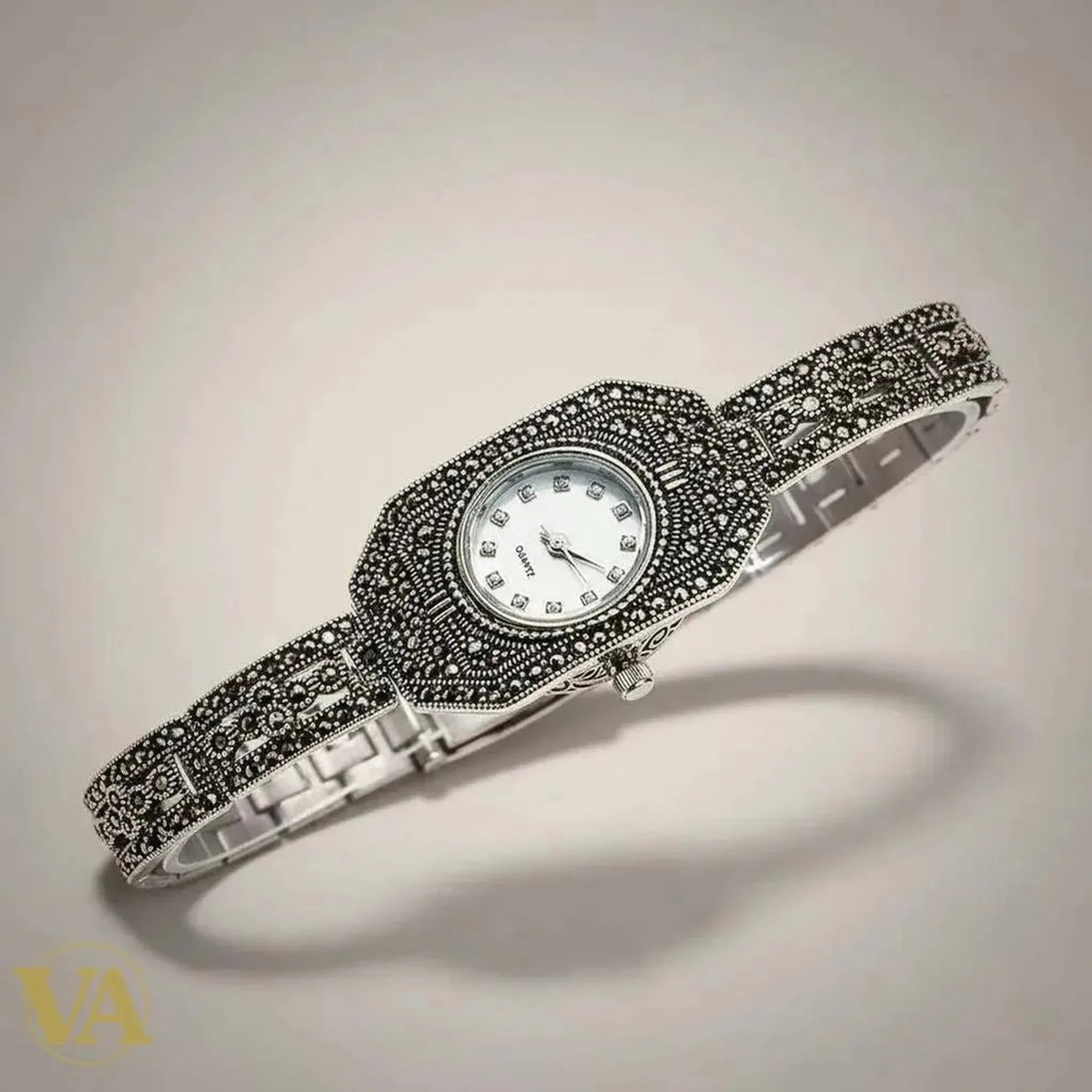 Bracelet-montre Vindicta en argent 925 orné de marcassites, cadran blanc, style vintage.
