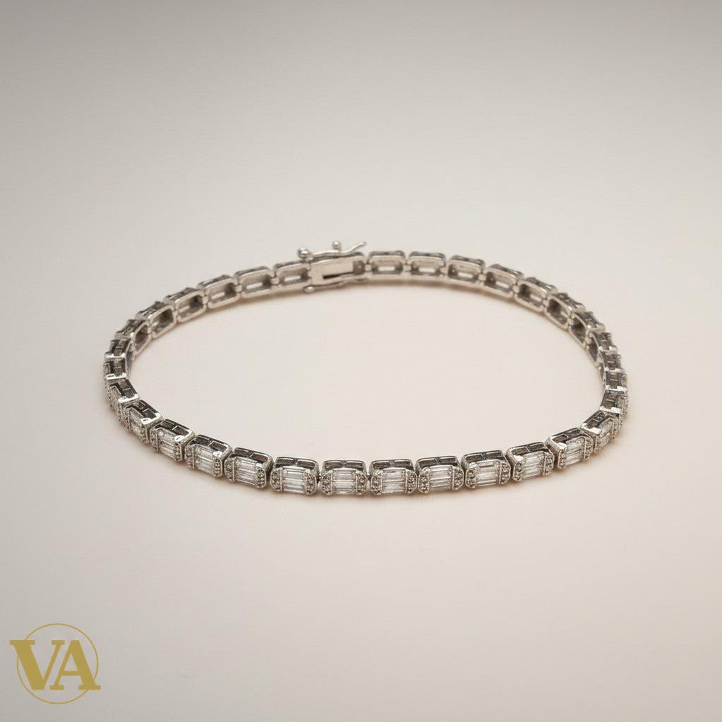 Bracelet tennis Vindicta en argent 925 massif orné d'oxydes rectangulaires blancs, fermoir sécurisé.