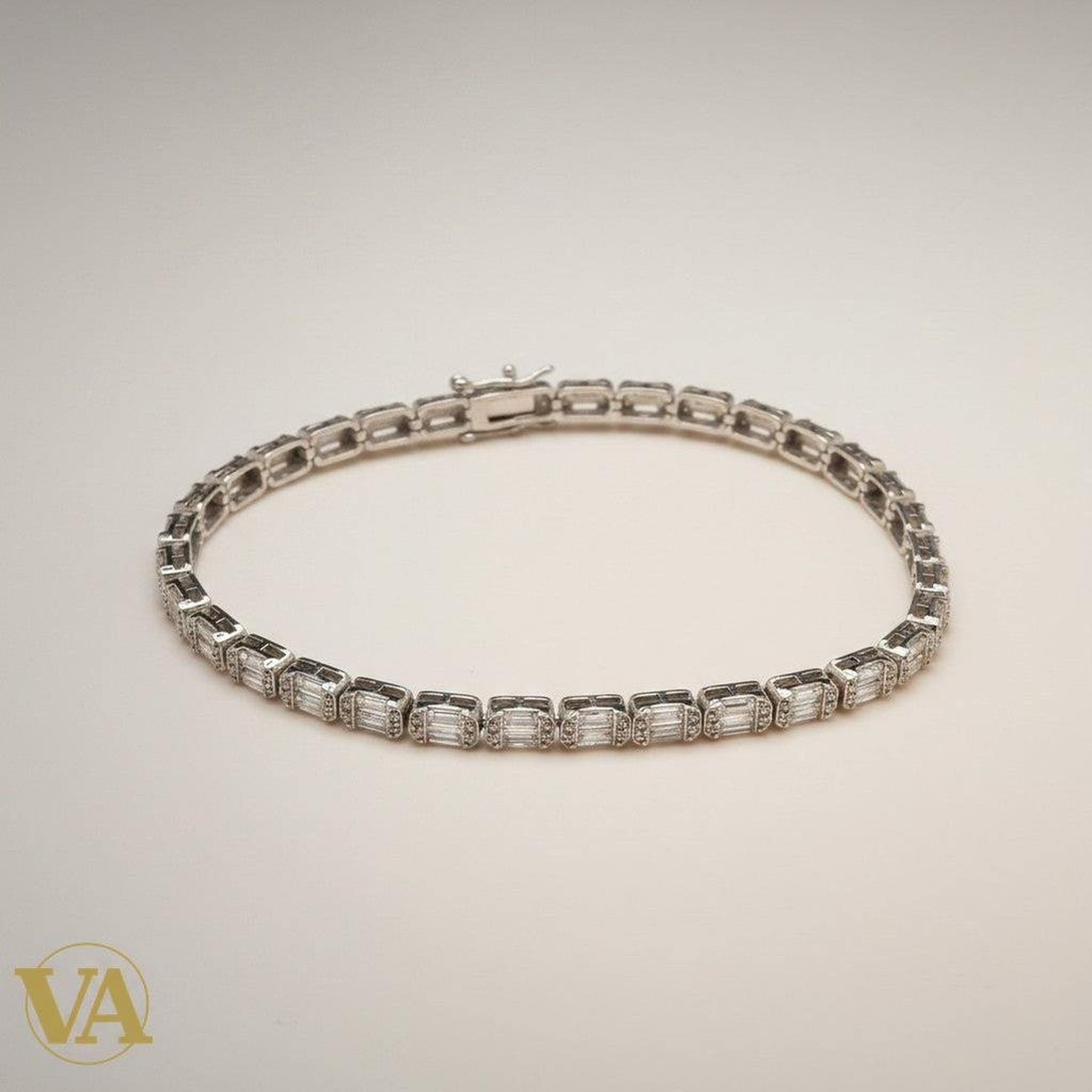 Bracelet tennis Vindicta en argent 925 massif orné d'oxydes rectangulaires blancs, fermoir sécurisé.