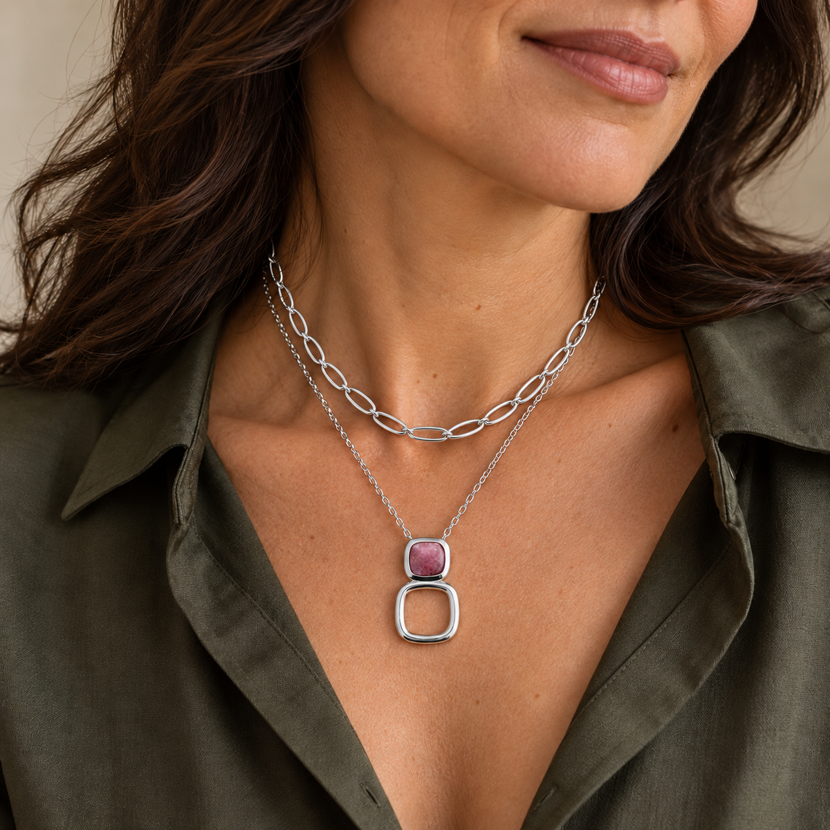 Deux colliers femme en argent 925 portés ensemble : maillons ovales et pendentif rose