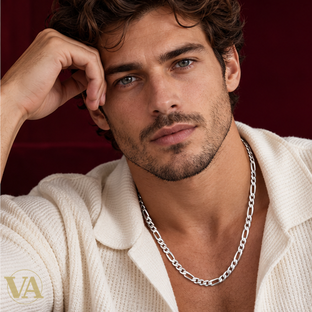 Chaîne homme argent 925 Figaro 1+3 diamantée 6 mm – 55 cm — portrait lifestyle masculin