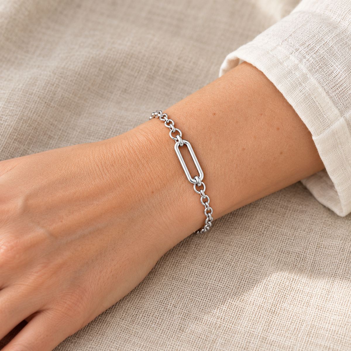 Bracelet Keaton à maillon rectangulaire en argent 925 rhodié — poignet à peau claire, sans visage