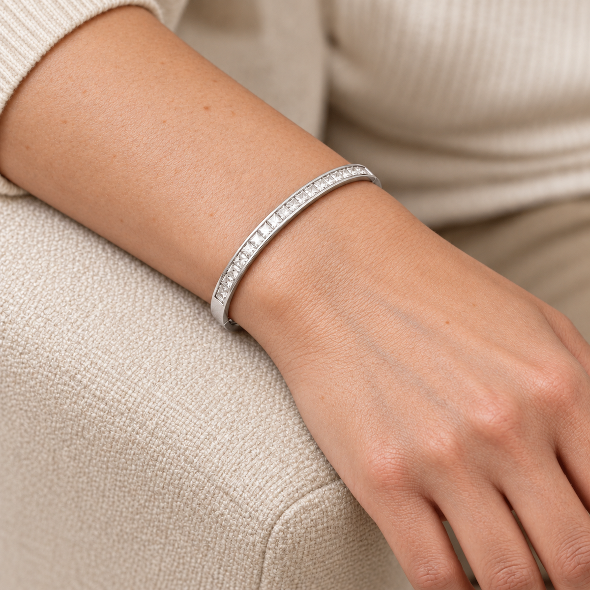 Jonc argent 925 rhodié ligne d’oxydes de zirconium — poignet à peau claire, sans visage