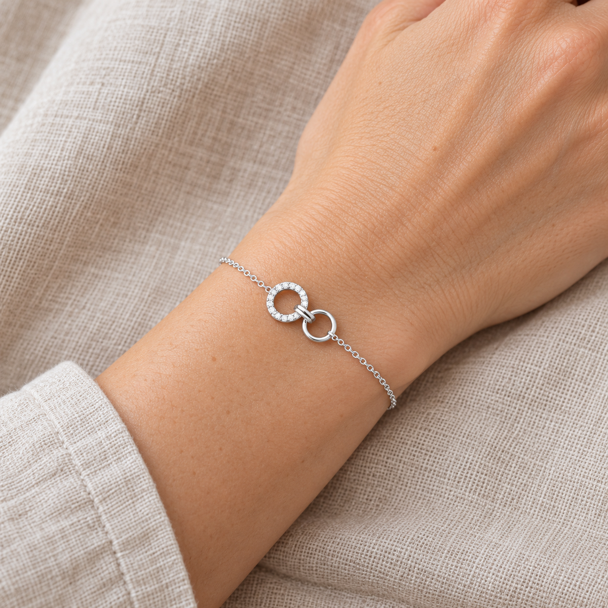 CN-87339918 — poignet à peau claire, sans visage