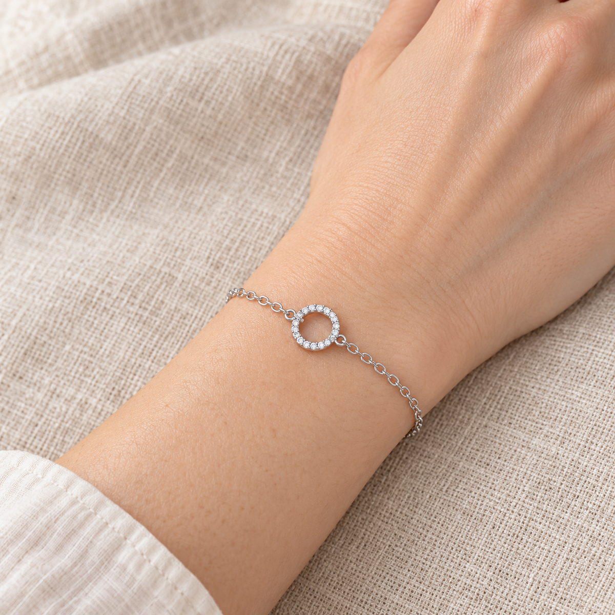 CN-87355118 — poignet à peau claire, sans visage