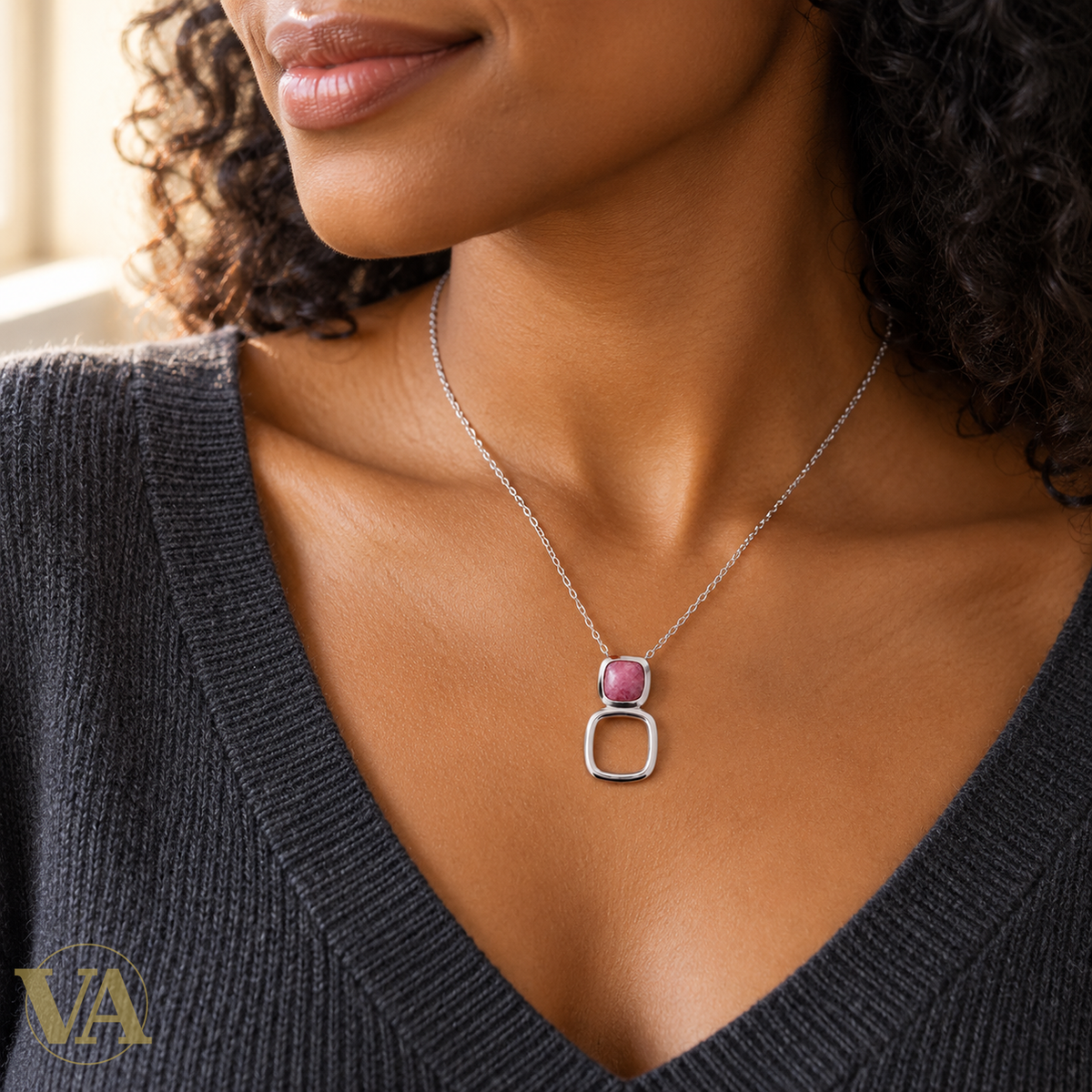 Collier rhodonite et carré ajouré en argent 925 rhodié — 45 cm — autre vue portée