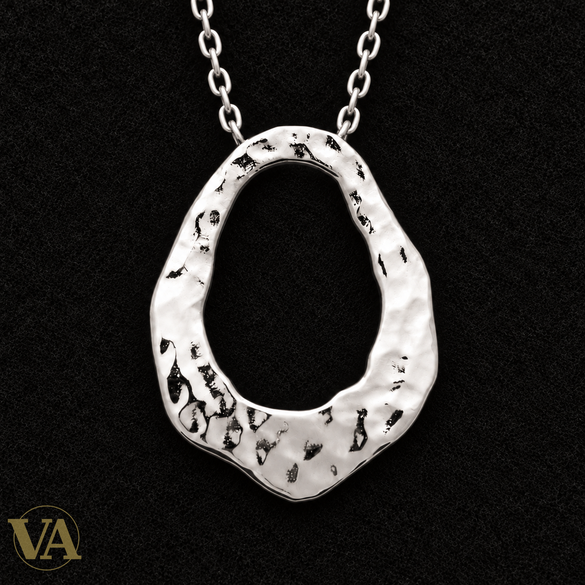 Collier goutte martelée en argent 925 — gros plan du détail