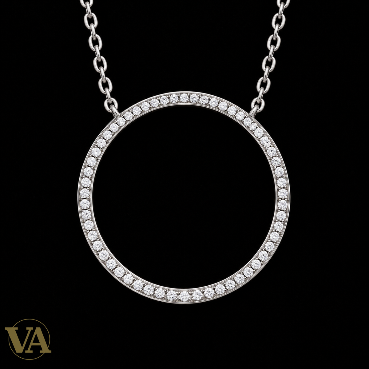 Collier femme argent 925 rhodié cercle fin serti de zirconiums — 45 cm — gros plan du détail