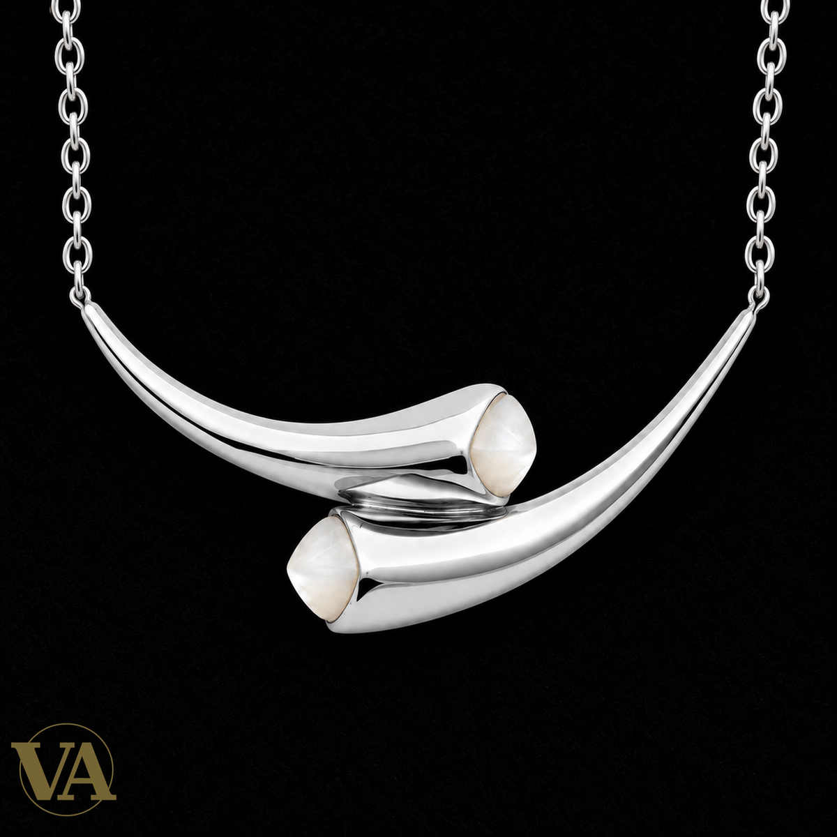 Collier femme argent 925 rhodié courbes croisées et nacre — 45 cm — gros plan du détail