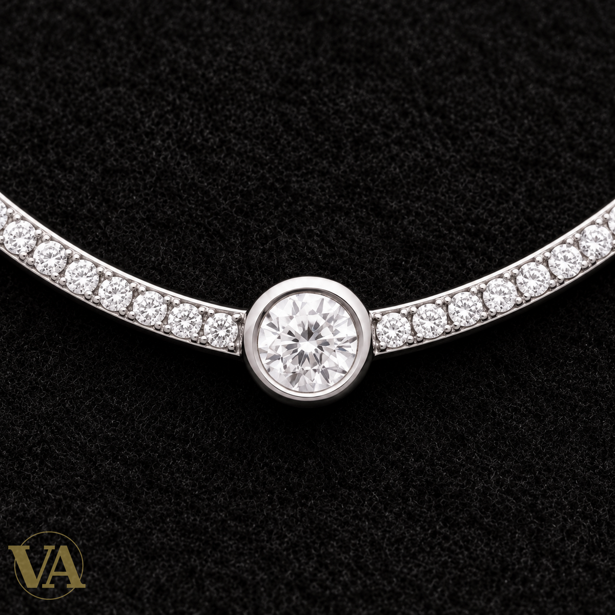 Collier arc et zirconias en argent 925 — gros plan du détail