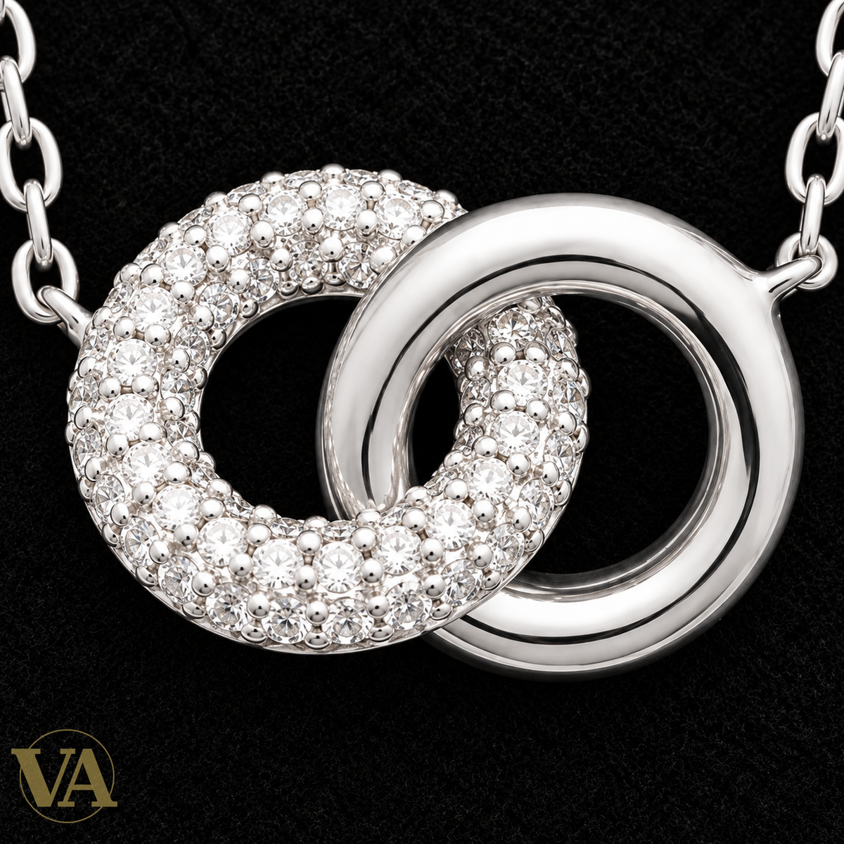Collier anneaux entrelacés en argent 925 et oxydes de zirconium — gros plan du détail