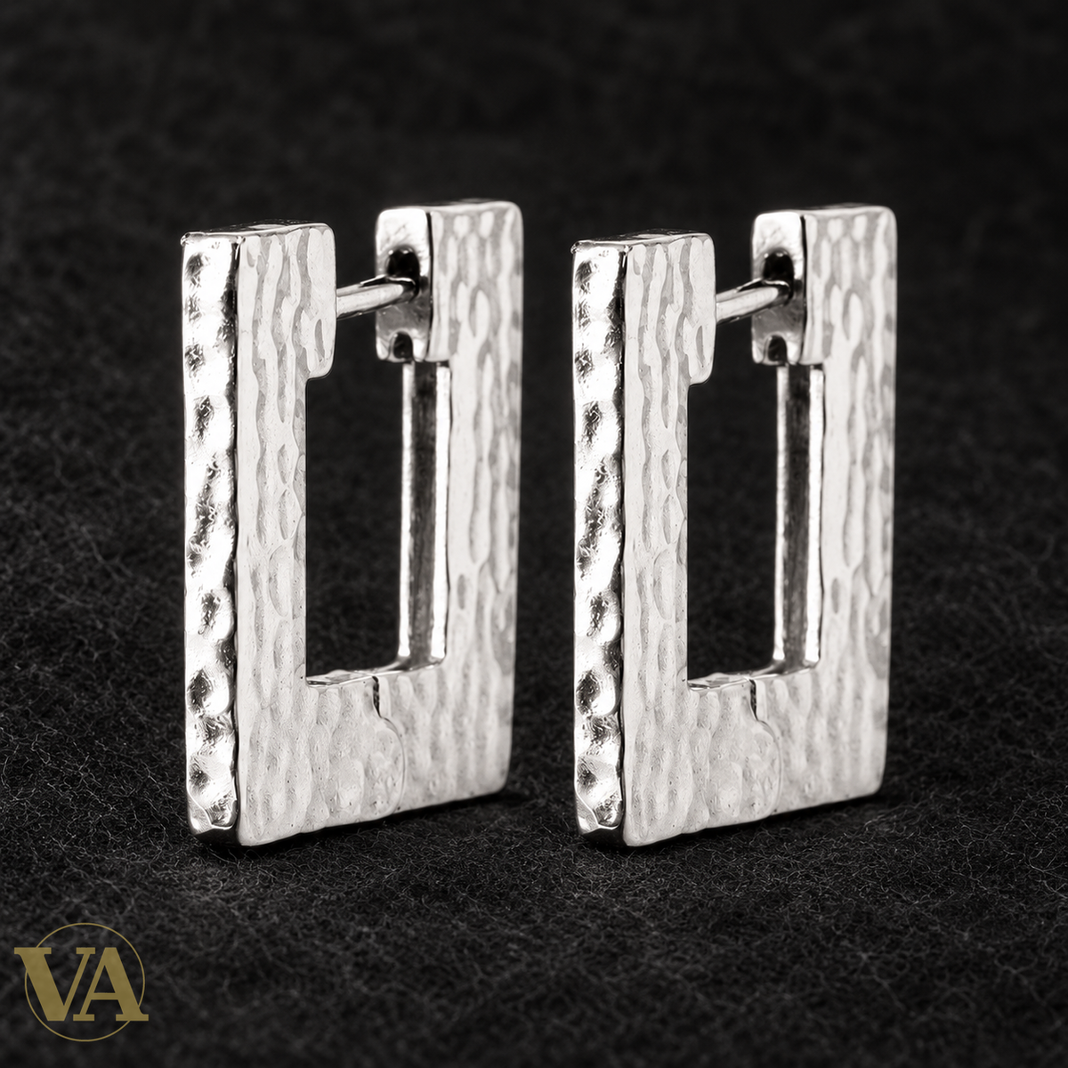 Créoles Rectangles martelés en argent 925 rhodié sur feutre noir