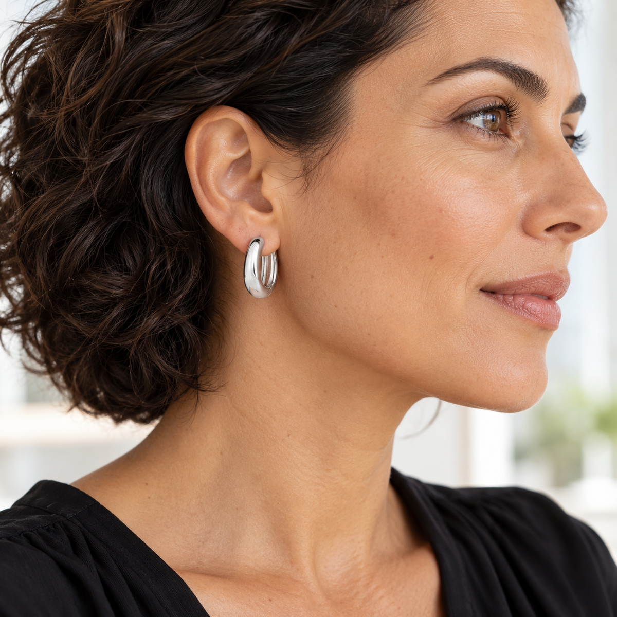 Créoles Ovales galbés lisses argent 925 rhodié — portées avec une tenue noire