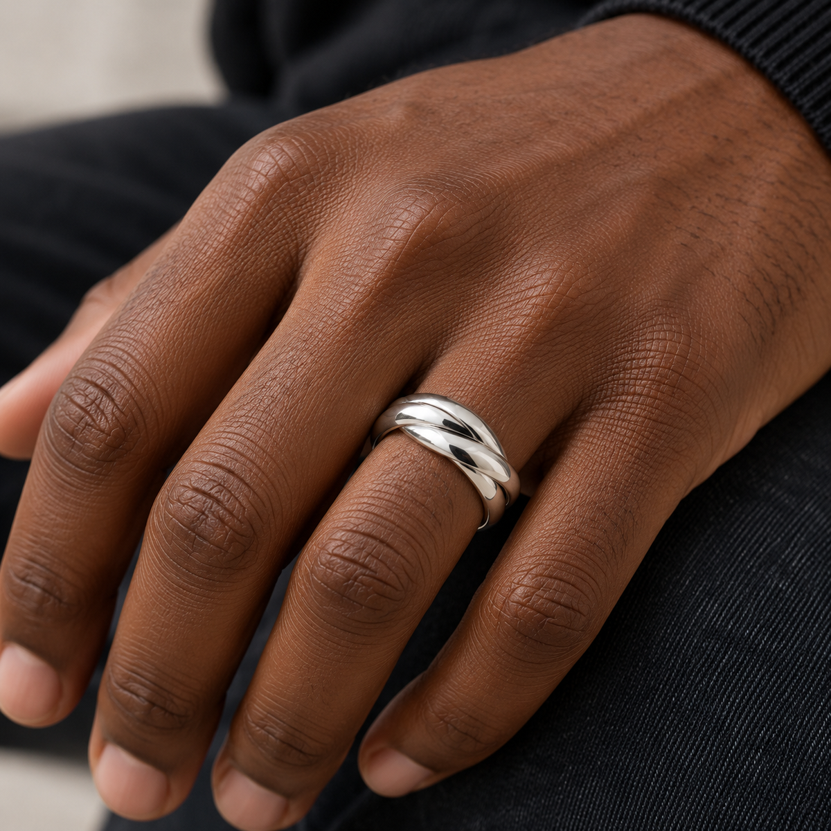 Anneau homme argent 925 — Trois anneaux entrelacés — porté sur main noire