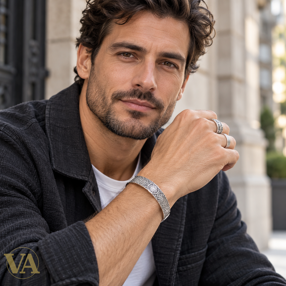 Jonc homme argent925 82187462 — portrait avec visage et bagues