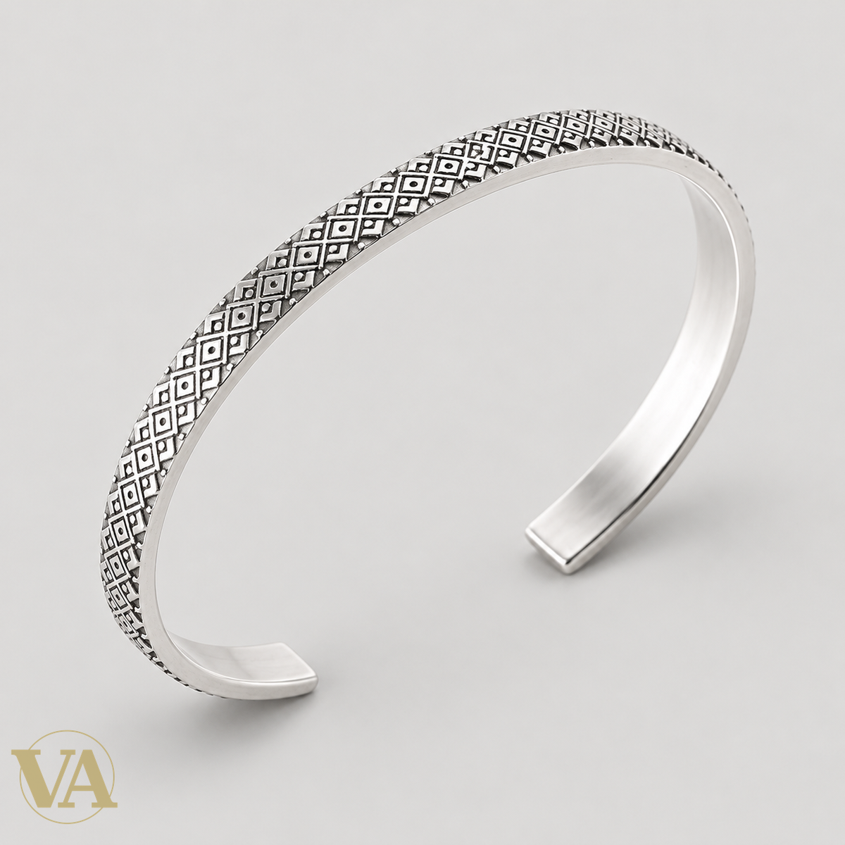 Jonc homme argent 925 Motifs Losanges, diamètre 62 mm — détail sur fond clair