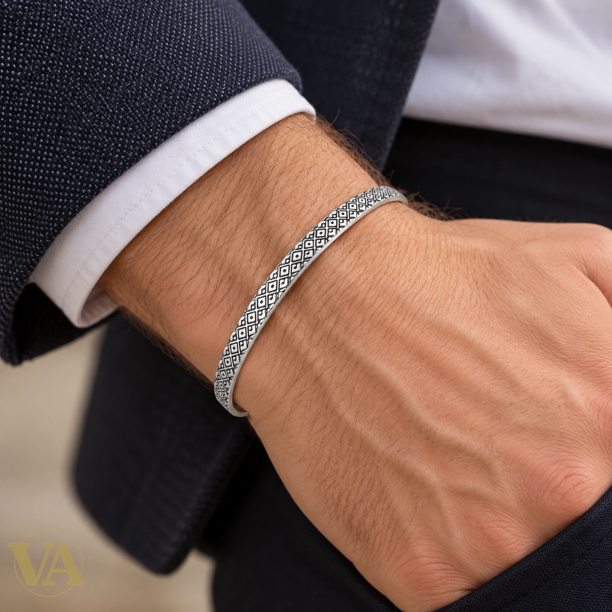 Jonc homme argent 925 Motifs Losanges, diamètre 62 mm — porté poignet homme blanc
