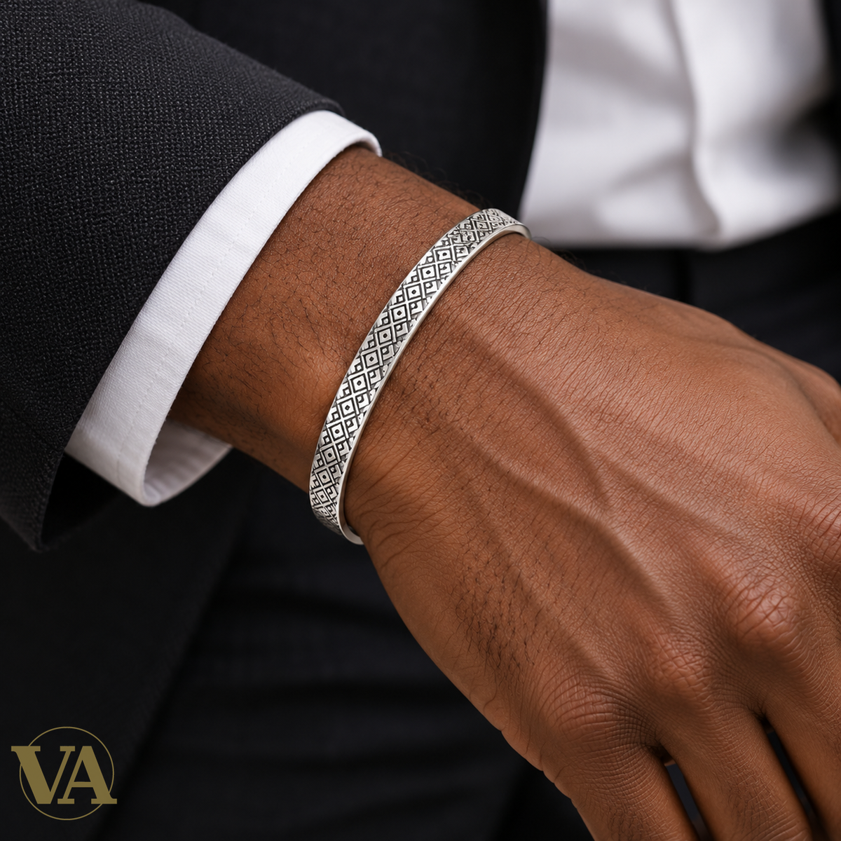 Jonc homme argent 925 Motifs Losanges, diamètre 62 mm — porté poignet homme noir