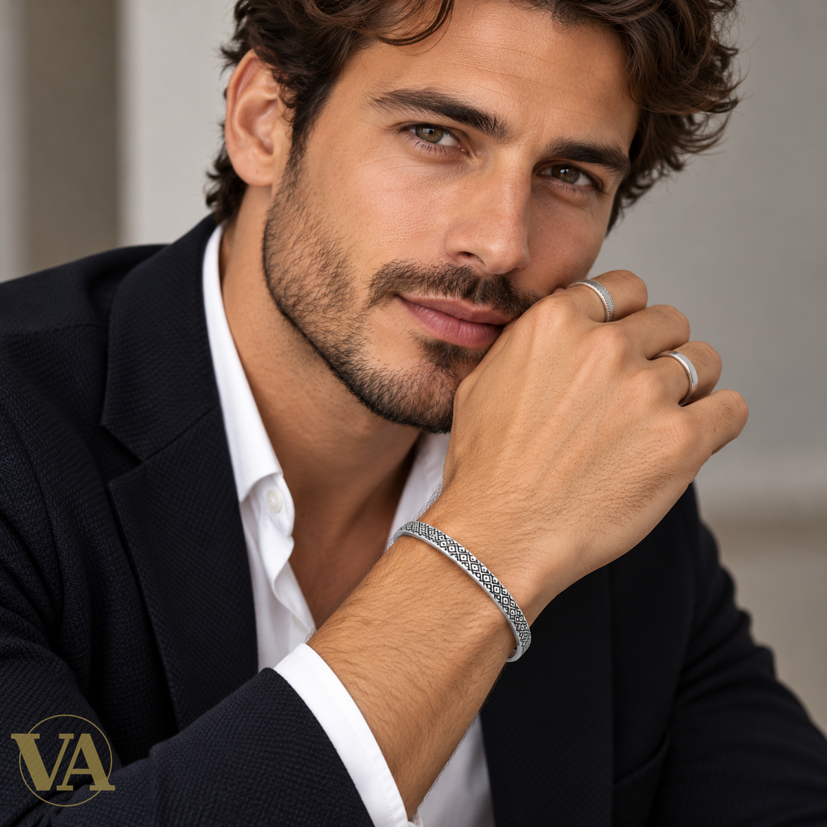 Jonc homme argent 925 Motifs Losanges, diamètre 62 mm — portrait avec visage et bagues