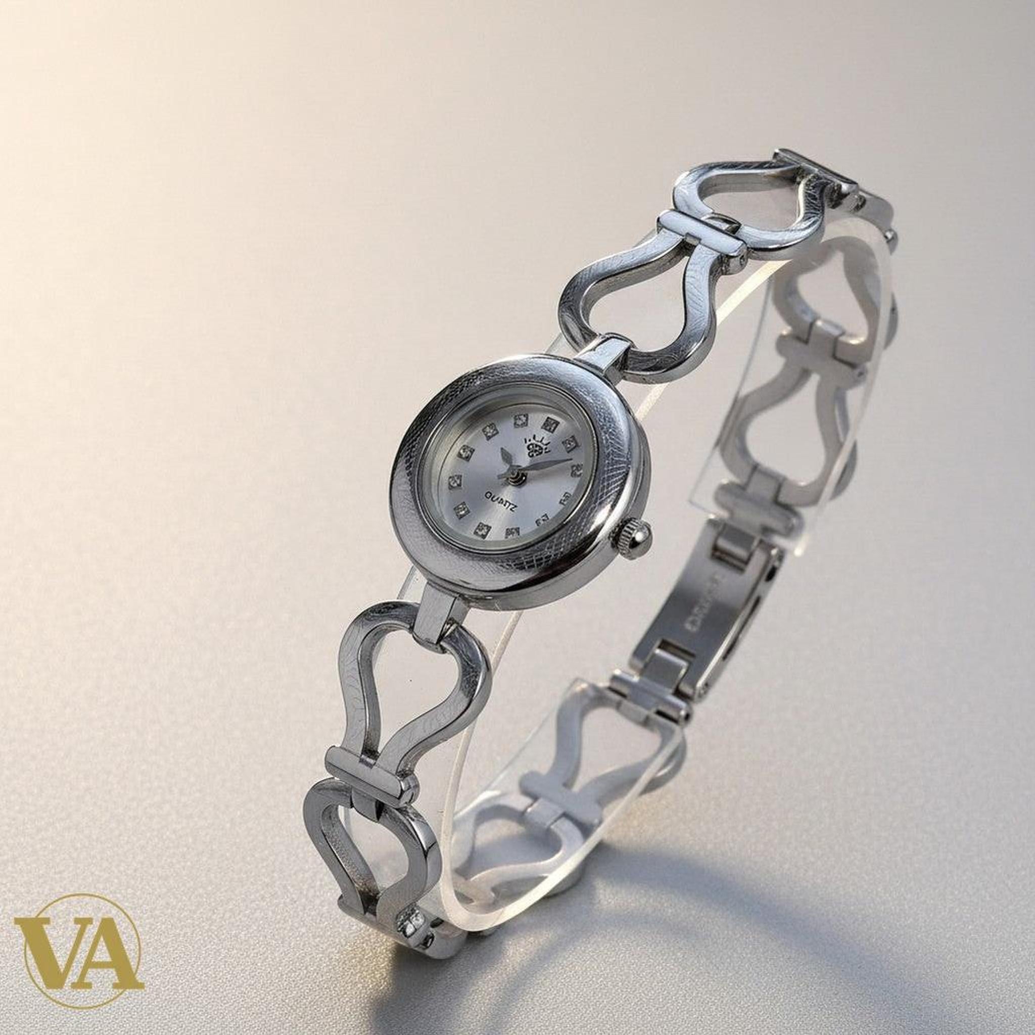 Montre femme Vindicta en argent 925, bracelet maillons cœurs, cadran rond quartz argenté avec index brillants.